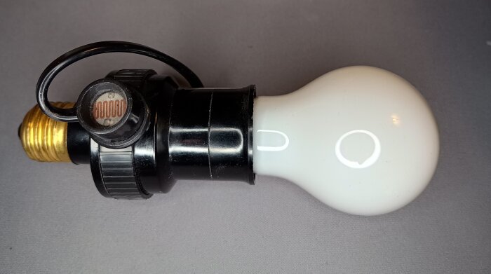 Lamphållare med fotocell och löstagbar sockel.