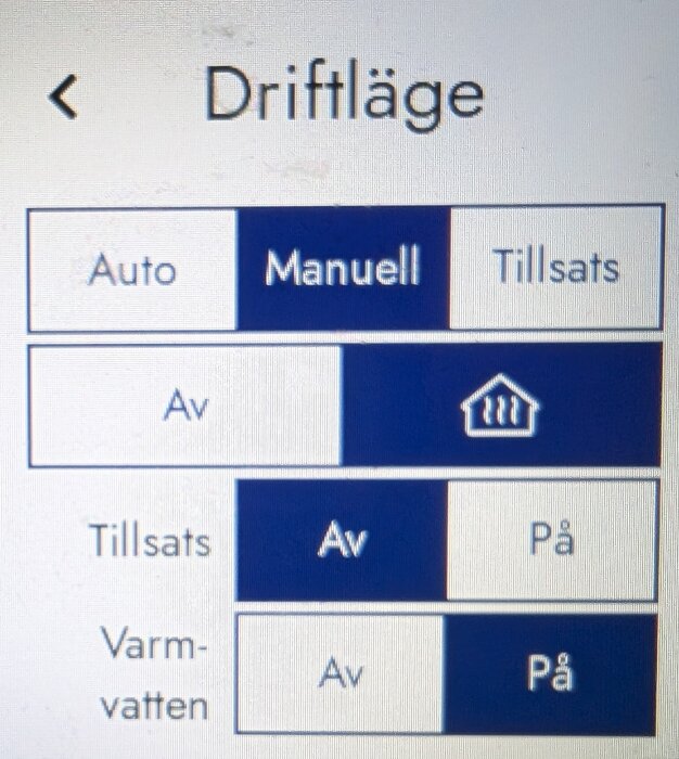 Kontrollpanel för driftsläge med alternativ: Auto, Manuell, Tillsats och status för Tillsats (Av) och Varmvatten (Av).