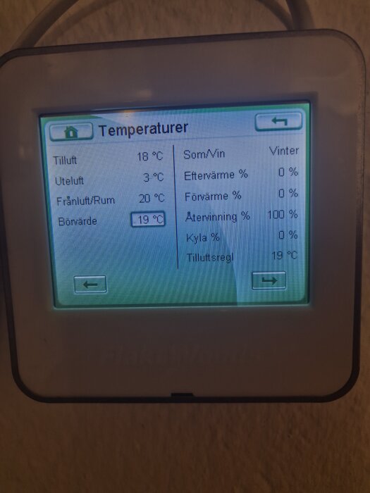 Display för temperaturinställningar med tilluft 18°C, frånluft 20°C, börvärde 19°C, och återvinning 100%, samt andra parametrar i en bergvärmeanläggning.