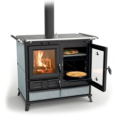 Vedugn med eldstad och ugnslucka, brinnande eld, pizzor i ugnsfacken, energiklass A+, effekt 10 kW, verkningsgrad 84,8%.