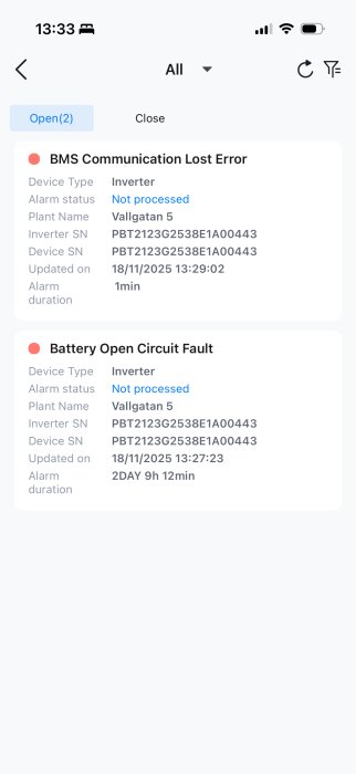 Skärmdump av inverternotiser med felmeddelanden: "BMS Communication Lost Error" och "Battery Open Circuit Fault" för anläggning Vallgatan 5.