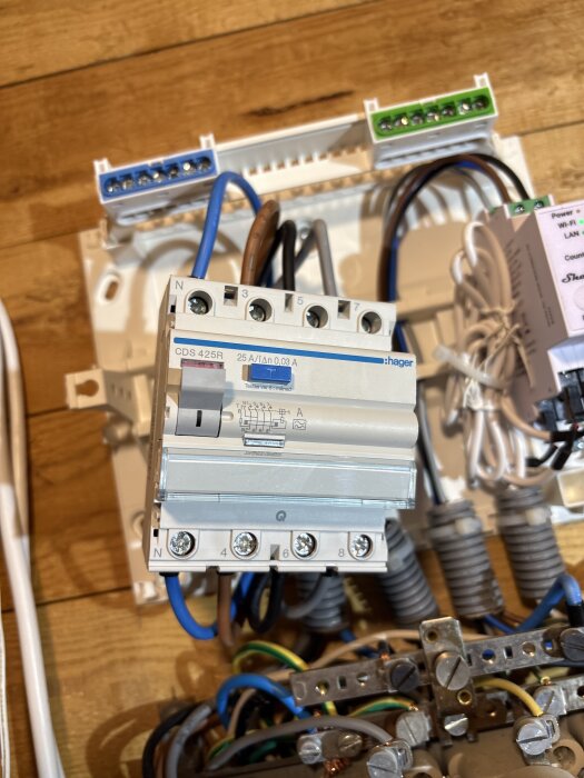 Jordfelsbrytare (JFB) inkopplad med flera anslutna kablar.