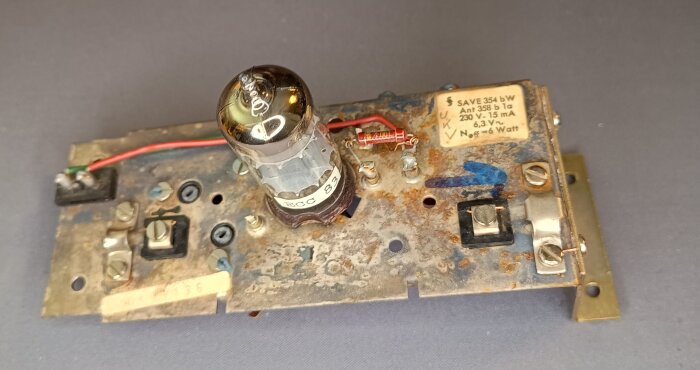 Del till en rörbestyckad förstärkare med ett ECC 83-rör monterat på en metallplatta, saknar strömförsörjning och hölje.