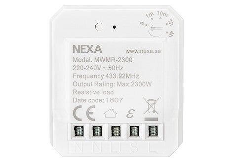 Frontbild av Nexa MWMR-2300 dimmer, vit rektangulär enhet med specifikationer tryckta på framsidan: 220-240V, frekvens 433.92MHz, resistiv last max 2300W.