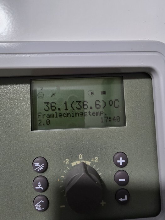 Värmepumpens kontrollpanel med temperatur 36,1°C, inställningsknappar och visningsskärm.