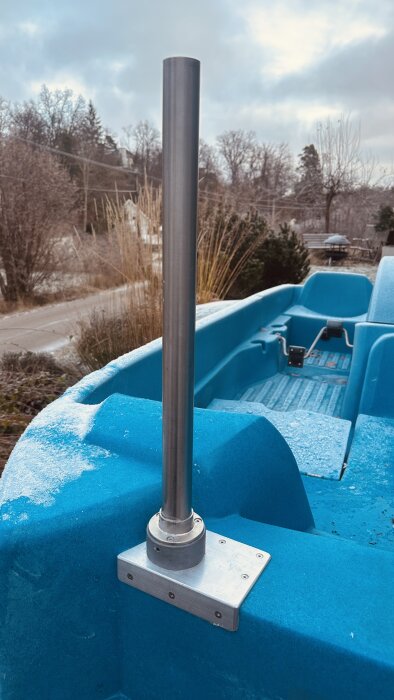 Rostfritt rör monterat på trampbåt med L-formad aluminiumprofil i förgrunden mot en frostig bakgrund.