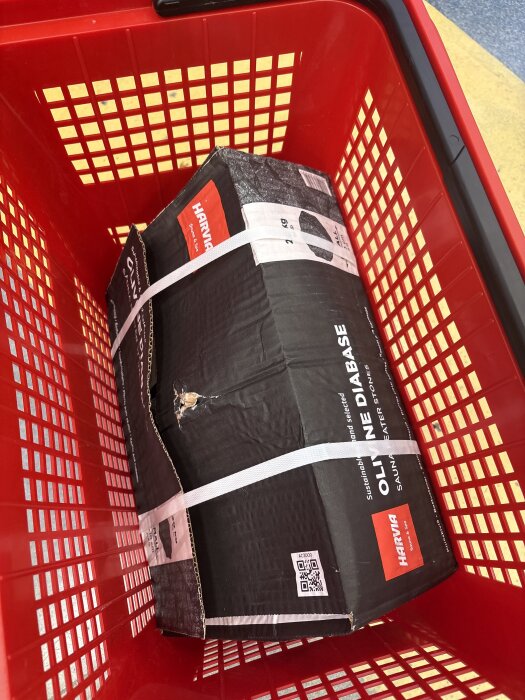 Köp av en kartong Harvia sauna heater stones i en röd kundkorg.