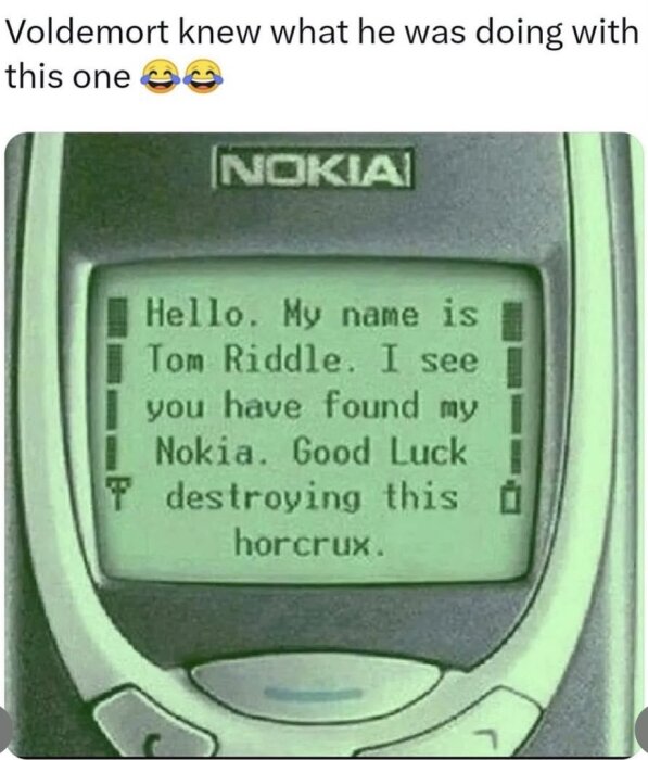 En Nokia-mobil med texten: "Hello. My name is Tom Riddle. I see you have found my Nokia. Good luck destroying this horcrux.