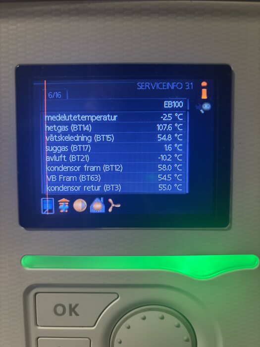 Display på en Nibe F750 värmepump som visar serviceinfo med olika temperaturer, inklusive hetgas, vätskeledning och kondensor.