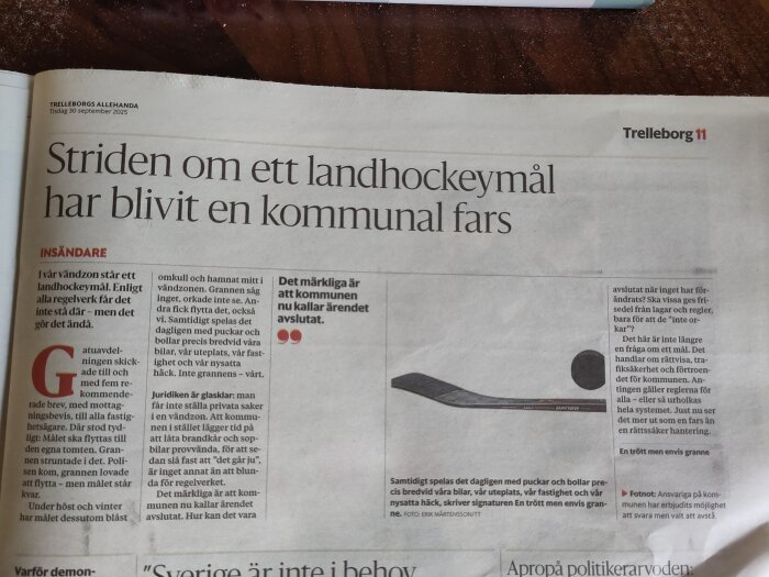 Tidningsartikel om en lokal konflikt i Trelleborg rörande ett landhockeymål, med rubriken "Striden om ett landhockeymål har blivit en kommunal fars.