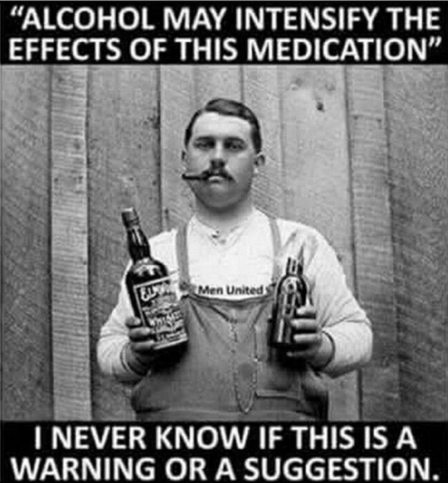 Man med mustasch i vintagekläder håller två flaskor, citat om att alkohol kan förstärka mediciners effekt, humoristisk kommentar om varning eller förslag.