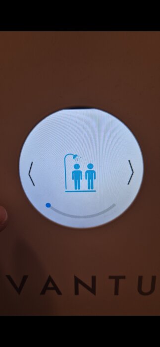Termostatdisplay visar ikon med två personer under en dusch.