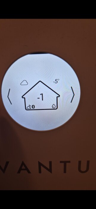 Display med husikon och temperatur -1 grader, omgiven av pilar, moln och droppsymboler.