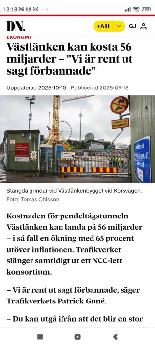 Ingång till Västlänken-bygget vid Korsvägen med stängda grindar, byggskyltar och en lyftkran i bakgrunden.