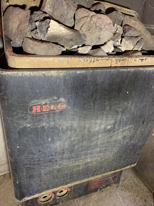 Gammalt Helo bastuaggregat med stenlagda element; modell och effekt ej angiven.