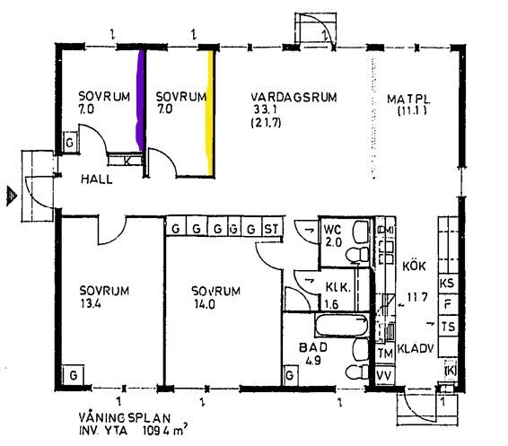 Planritning med en gulmarkerad vägg mellan två sovrum. Den lila väggen intill har redan tagits bort.