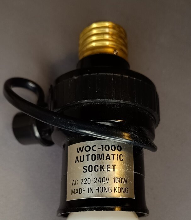 Automatisk sockel WOC-1000 tillverkad i Hongkong, för AC 220-240V, 100W.