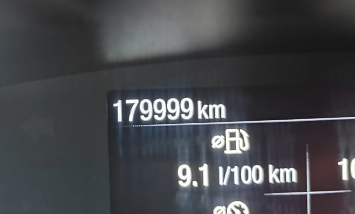 Bilens vägmätare visar 179999 km.