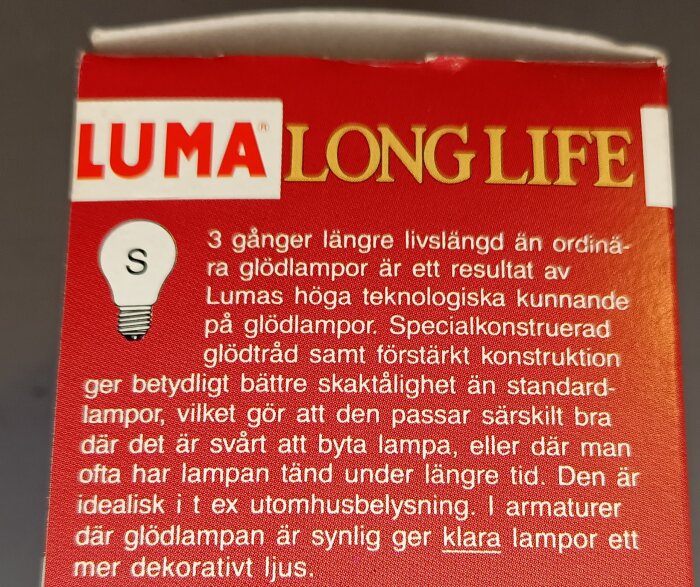 Förpackning med Luma Long Life-glödlampor; text beskriver förbättrad livslängd och skaktålighet jämfört med vanliga glödlampor.
