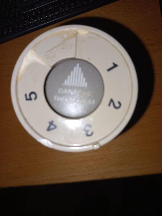 Termostat från Danfoss med siffermarkeringar 1-5, monterad på en radiator, begagnat skick.