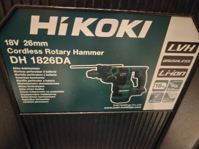 HiKOKI DH 1826DA sladdlös roterande bilmaskin, 18V, visas på en produktetikett med specifikationer och varumärkeslogotyper.