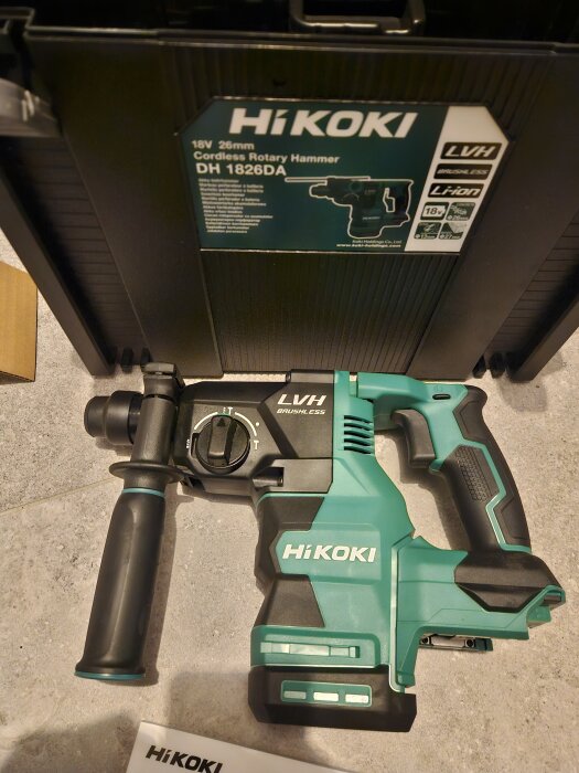 HiKOKI sladdlös roterande hammare DH 1826DA i grönt och svart, visad med tillhörande väska.