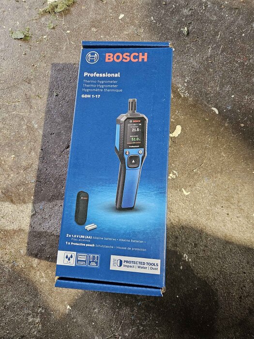 Bosch Professional Thermo Hygrometer GDH 1-17 i förpackning, visas på cementgolv.