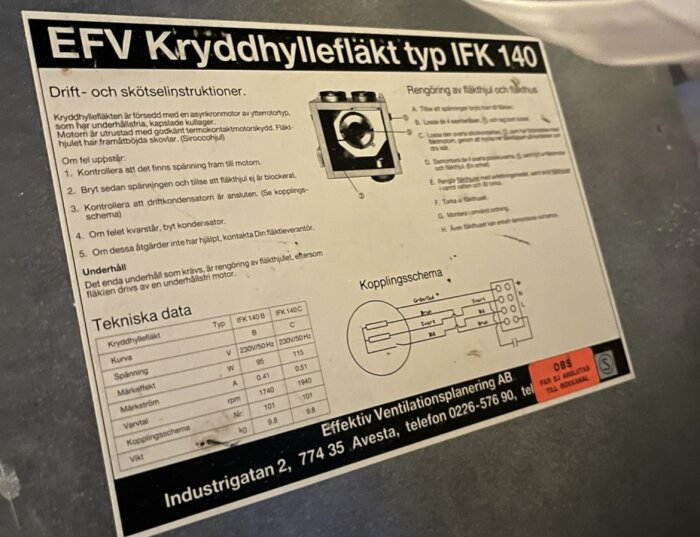 Skylt med text om EFV kryddhyllefläkt IFK 140, inklusive driftinstruktioner, teknisk data och kopplingsschema.