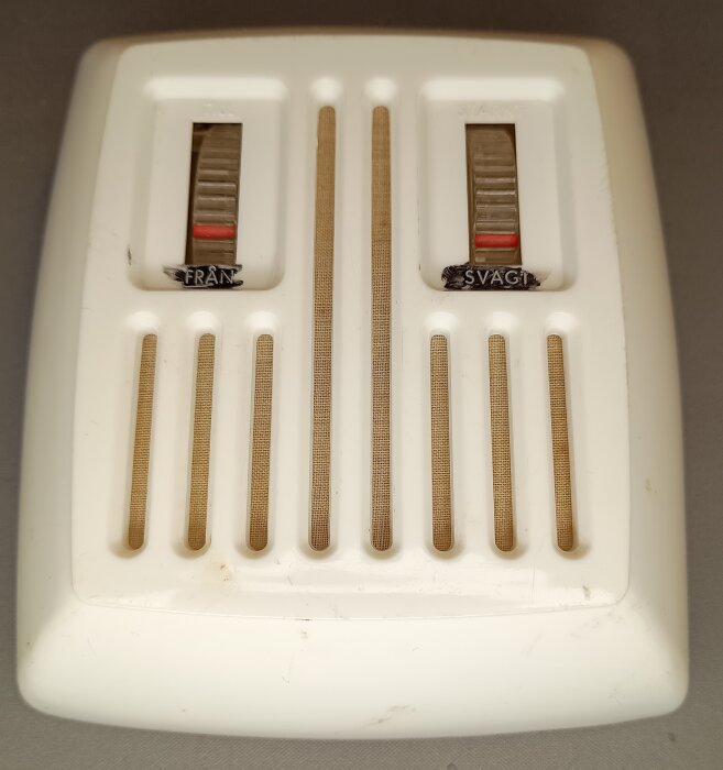 Ringklocka för telefon från tidigt 60-tal med reglage för volym: "FRÅN" och "SVAGT".