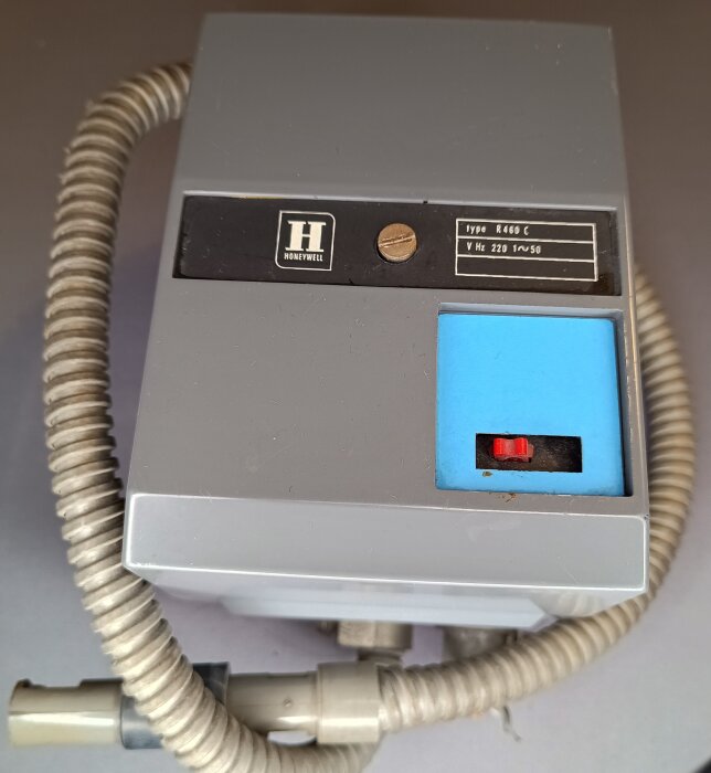 Flamvakt Honeywell typ R460C med fotocell och flexibelt rör, för oljebrännare.