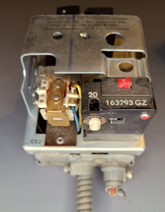 Flamvakt Honeywell med fotocell för oljebrännare, inkluderar komponenter och kablar.