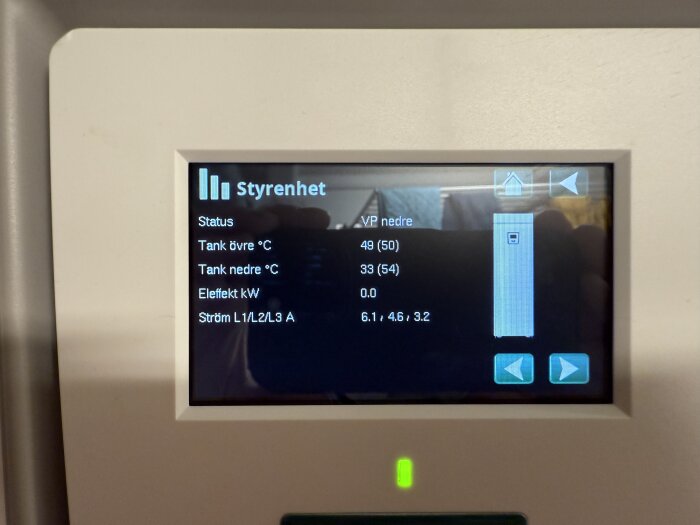 Display av CTC Ecoheat 408 styrpanel visar tanktemperaturer, eleffekt och strömstyrkor för en värmepump.