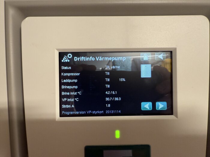 Display av CTC Ecoheat 408 som visar driftinformation: status, kompressor, laddpump, brinepump och diverse temperaturer och strömstyrka.
