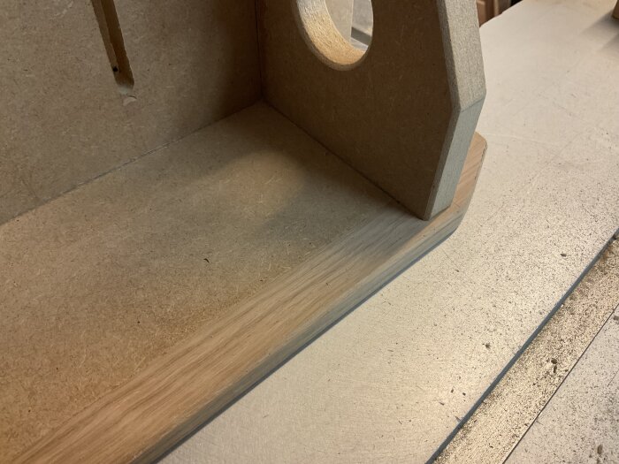 Vinkelrätt L-formad konstruktion i MDF med eklist för bättre glid i verkstaden.