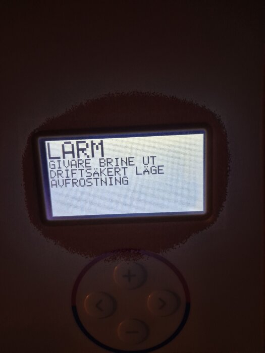 Display på värmepanna visar larm med texten "Givare brine ut, driftsäkert läge, avfrostning".