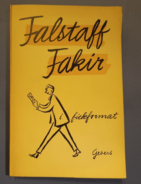 Bokomslag till "Falstaff Fakir i fickformat" med gul bakgrund och illustration av en man som läser en bok.