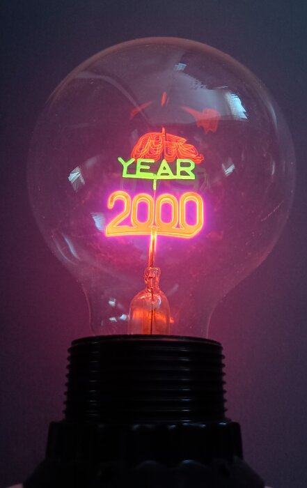 Glimlampa med neontext "YEAR 2000", tillverkad av General Electric. Livslängd under 50 timmar trots långlivad rykte.