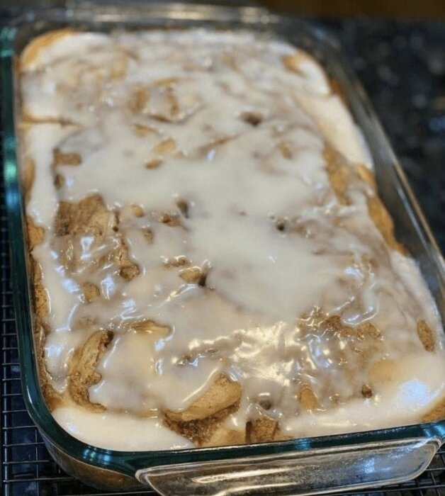 Färdiggräddad kaka i glasform, täckt med vit glasyr.