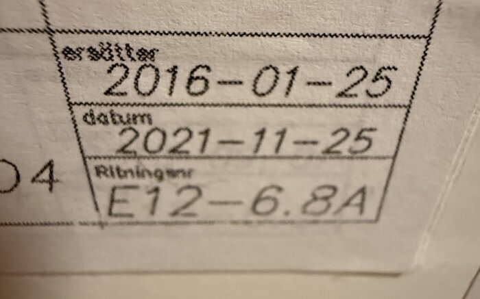Etikett på värmepump med datum 2016-01-25 och 2021-11-25 samt ritningsnummer E12-6.8A.