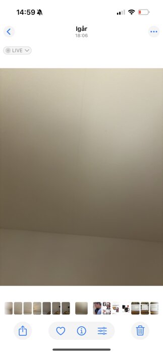 Spricka i kökstaket nära balken, svag skuggning. Före detta bärande vägg ersatt med limträbalk. Spricka observerad tre veckor efter inflyttning.