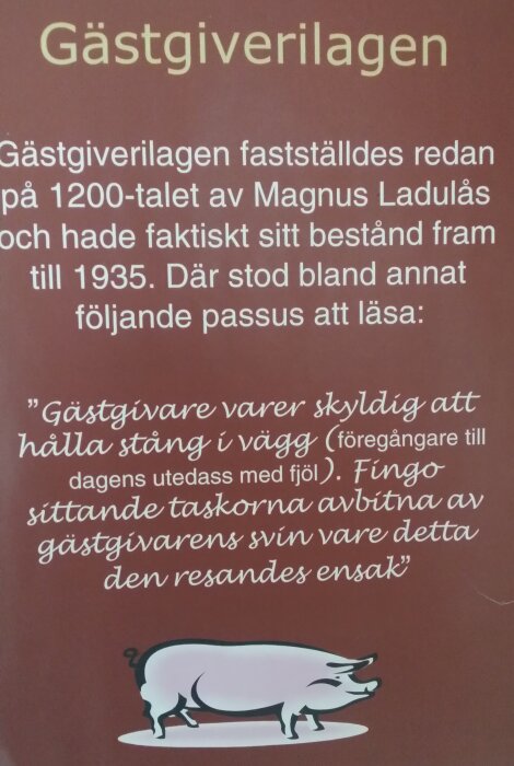 Skylt om Gästgiverilagen från 1200-talet med citat om skyldigheter för gästgivare och en illustration av en gris längst ner.