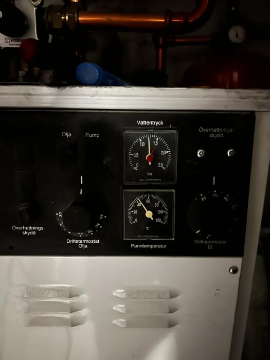 Kontrollpanel för pannan med reglage och mätare för vattentryck och pannans temperatur, vredet är inställt mellan 40-45 grader.