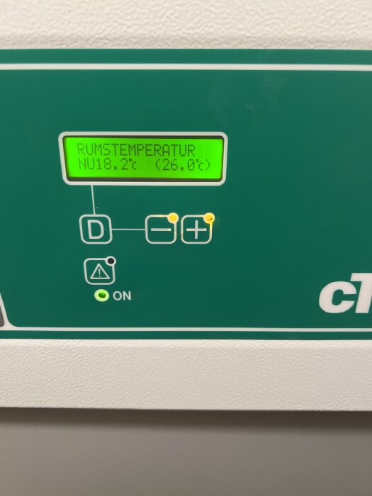 Display med rumstemperatur på CTC panna, visar aktuell temperatur på 18,2°C och inställd temperatur på 26,0°C.