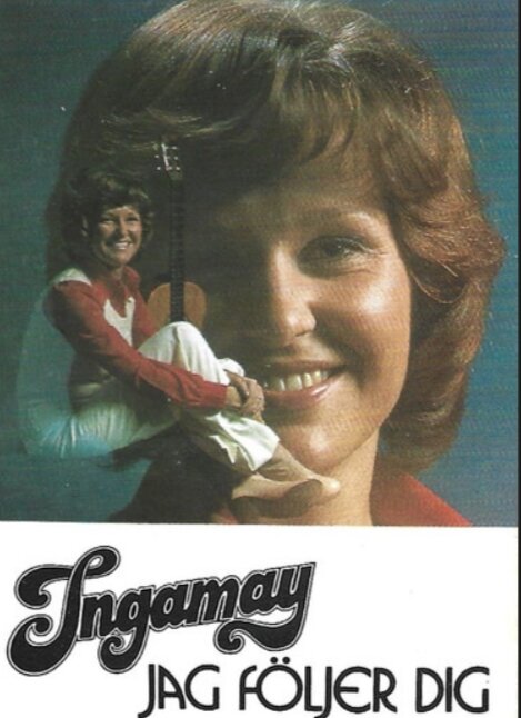 En kvinna sitter leende med en gitarr; förstoring av hennes ansikte bredvid. Texten nedanför säger "Ingamay Jag följer dig" i dekorativ stil.