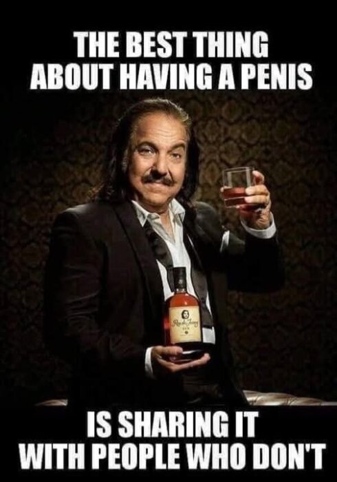 Man i kostym håller ett glas och en flaska sprit. Text på bilden: "The best thing about having a penis is sharing it with people who don't.