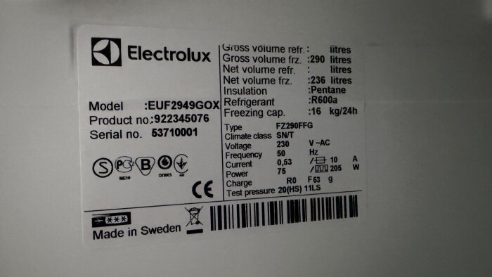 Etikett på en Electrolux frys med modellnummer EUF2949GOX, detaljer om volym, isolering, kylmedel, och elektriska specifikationer.