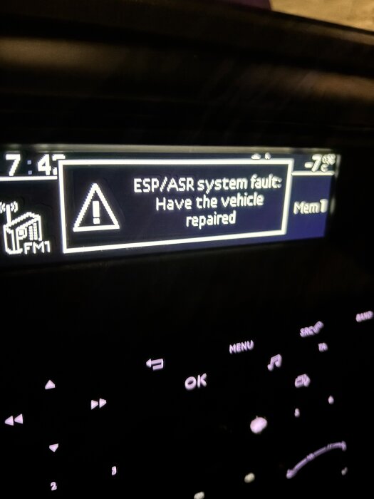 Digital display med varningsmeddelande om ESP/ASR-systemfel och temperaturen -7°C.