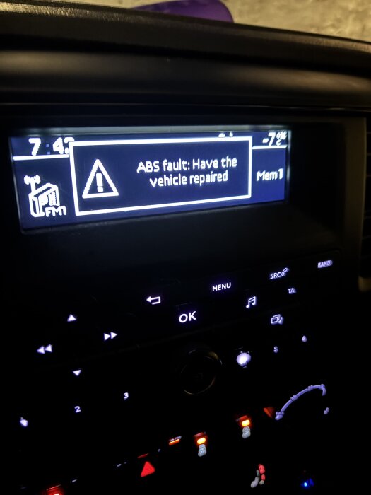 Bilens instrumentpanel visar ett felmeddelande om ABS-fel, med temperatur och tid, som en del av en diskussionsforumstråd om bilreparation.