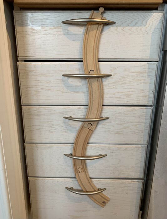 Trälådor med träjärnvägsdelar som barnsäkert lås. Tack Brio!