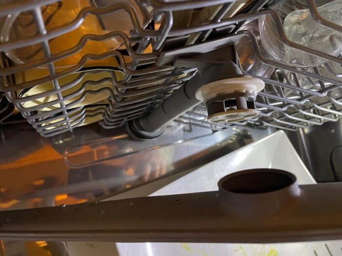 Övre spolarmen i en diskmaskin som lossnat från ställningen under den övre korgen, modell AEG Favorit 50879UM.